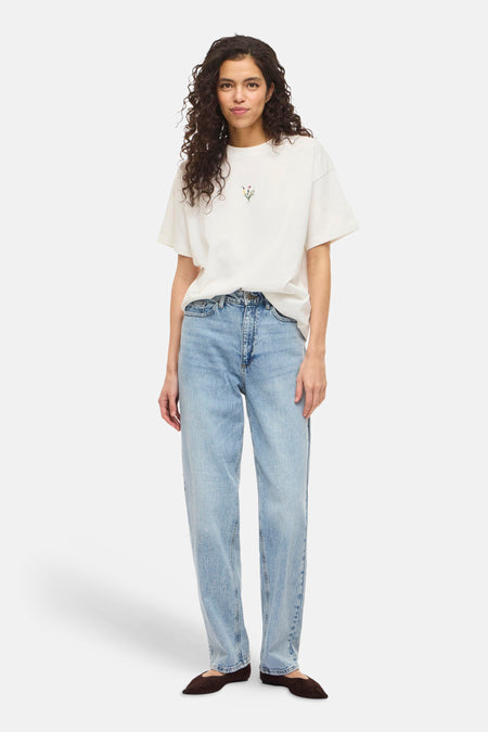 T-shirt blanc VILA®, à manches courtes et porté avec un jean.