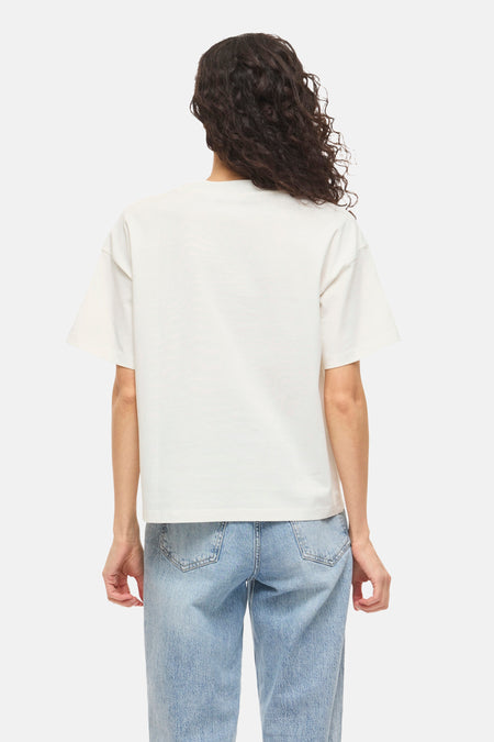 Wit T-shirt van VILA®, met korte mouwen en gedragen met een jeans.