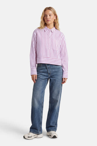 Rood gestreept overhemd (lange mouwen) van VILA®, met lange mouwen, losse pasvorm en blauwe jeans.
