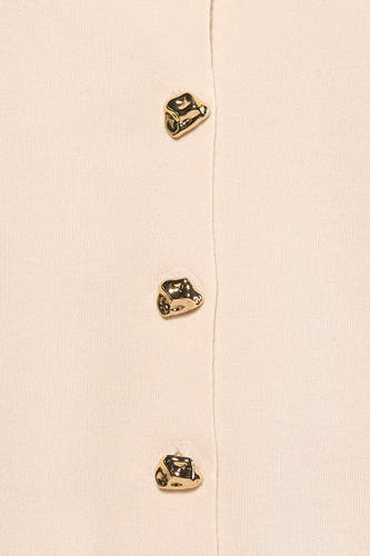Ecru gilet van VILA® met gouden, onregelmatige knopen.

