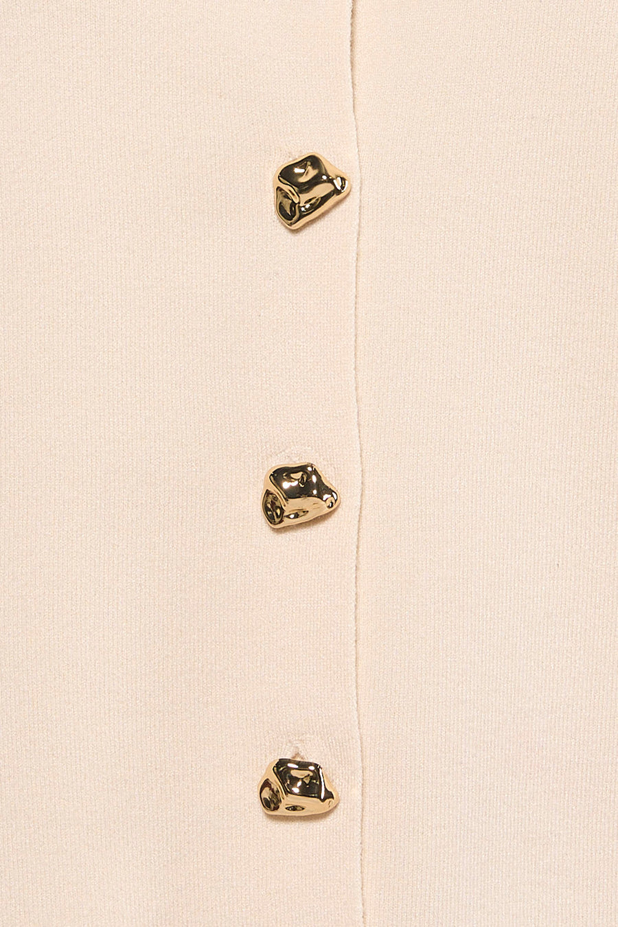 Ecru gilet van VILA® met gouden, onregelmatige knopen.
