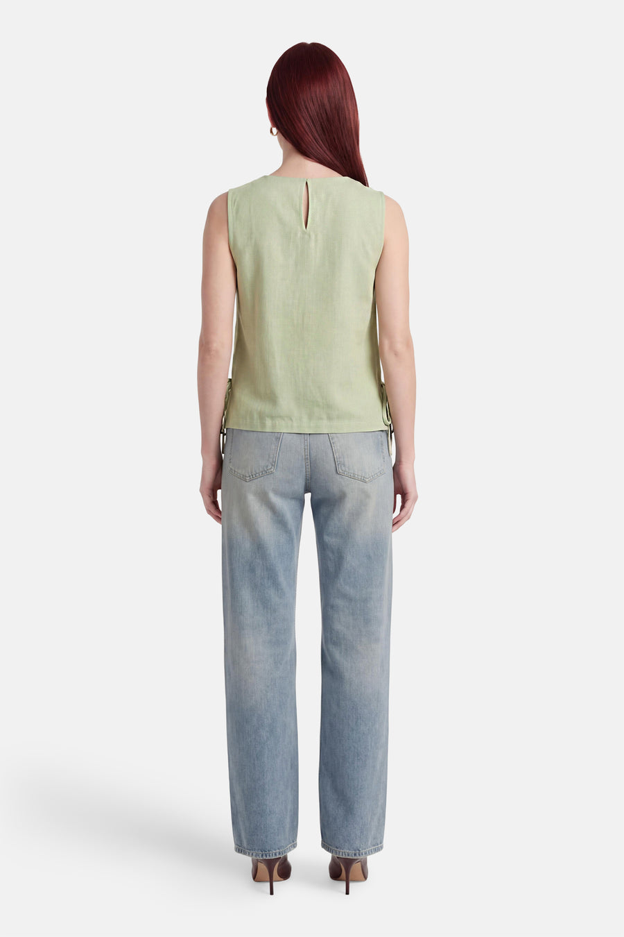 Groene mouwloze blouse van VILA® met splitje in de hals en strikjes aan de zijkanten, achterkant.