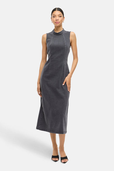 Mouwloze kleedje in mid grey denim van VILA, met een hoge halslijn en een lengte tot halverwege de kuit.
