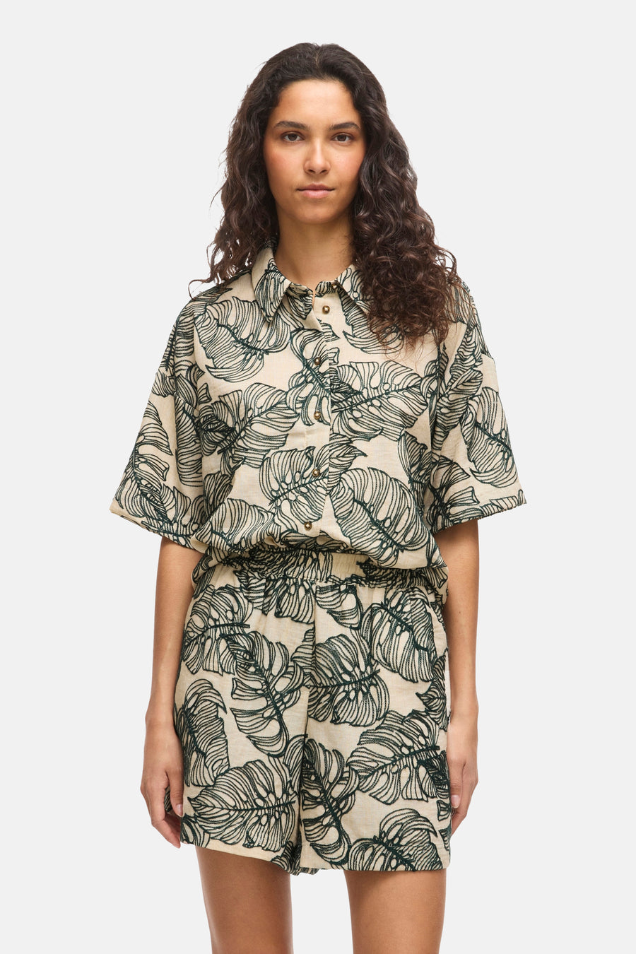 Kort mouwen hemd in gebroken wit met groen bladpatroon van VILA®, met knoopsluiting en bijpassende short.