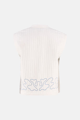 Witte gilet van VILA® met fijne rimpeltextuur en blauwe borduurwerk aan de zoom, achterzijde weergegeven