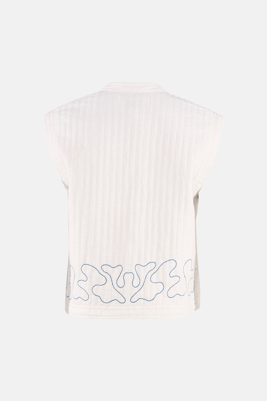 Witte gilet van VILA® met fijne rimpeltextuur en blauwe borduurwerk aan de zoom, achterzijde weergegeven