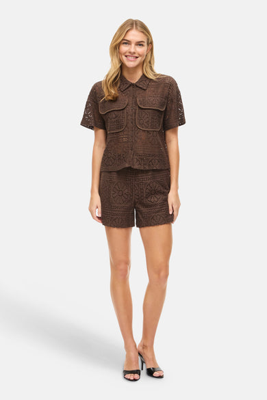 Bruine gehaakte short van VILA® met opengewerkt patroon, gedragen door model met bijpassende top en zwarte muiltjes.