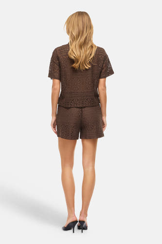 Bruine short van VILA, van gehaakt kant, gedragen met een bijpassende top, achteraanzicht.