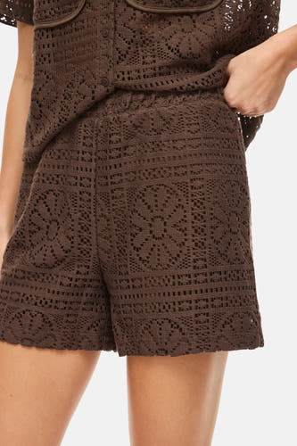 Bruine short van VILA® met een opengewerkt gehaakt patroon.