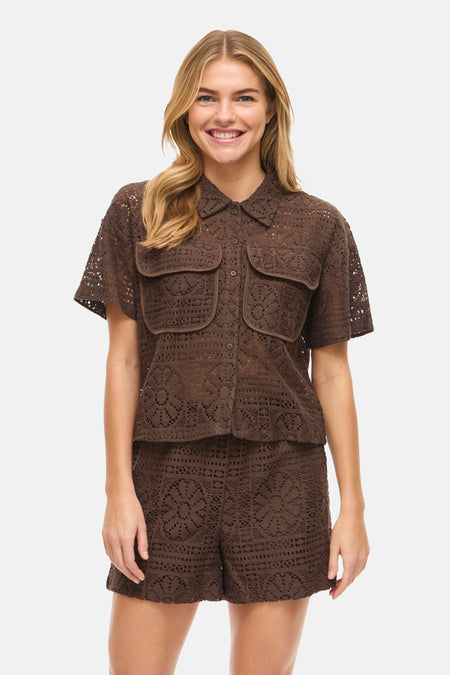 Chemise courte en crochet marron de VILA® avec poches poitrine plaquées et col classique, assortie à un short assorti.