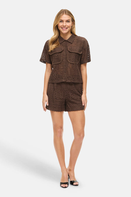 Bruin gehaakt hemd met korte mouwen van VILA® met opgestikte borstzakken en klassieke kraag, gecombineerd met bijpassende shorts.