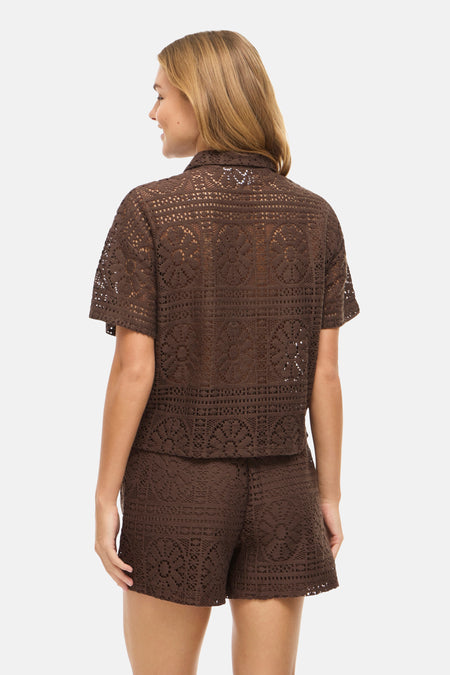 Bruin hemd met korte mouwen van VILA® met opengewerkt patroon, gedragen door een model met bijpassende korte broek, rugaanzicht.
