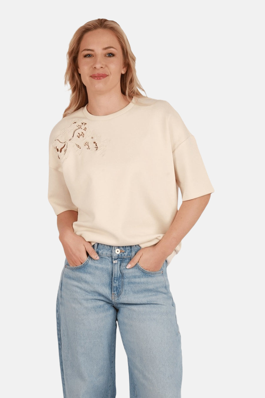 Pull écru de VILA®, à manches courtes et porté avec un jean ample, dos.