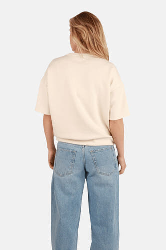 Ecru sweater van VILA®, met korte mouwen en gedragen met wijde jeans, achterkant.
