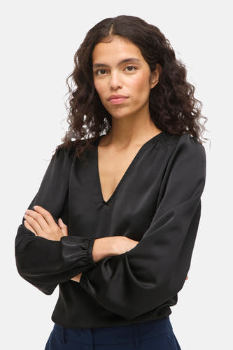 Blouse noire à manches longues de VILA®, avec un col en V et des détails pliés.
