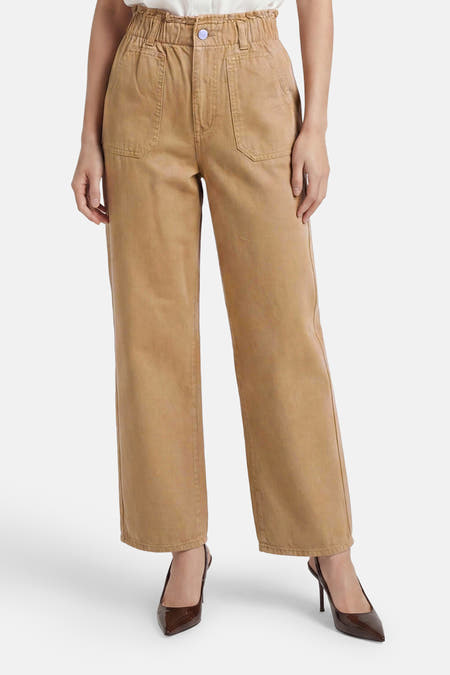 Camelkleurige wijde broek van VILA® met geplooide elastische tailleband, opgestikte voorzakken en een paarse knoop, gedragen met bruine slingback hakken.