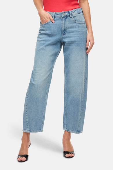 Lichtblauwe denim jeans van VILA, met wijde pijpen en gedragen met zwarte muiltjes.
