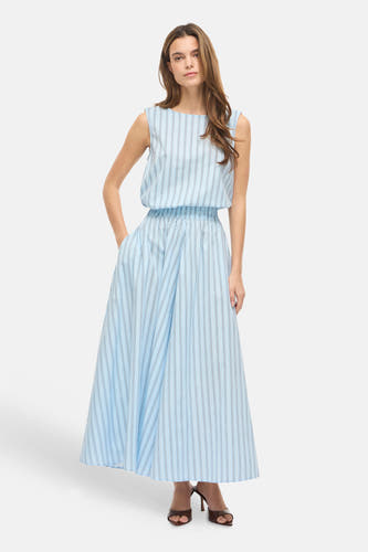 Blauwe lange rok met streepjes van VILA®, met een elastische tailleband en steekzakken, gedragen met bruine muiltjes.