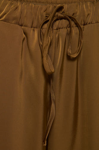 Gouden broek van VILA®, met trekkoord in de tailleband, in een glanzende, satijnachtige stof.

