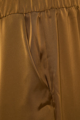Gouden broek van VILA®, met een elastische tailleband en een steekzakdetail.
