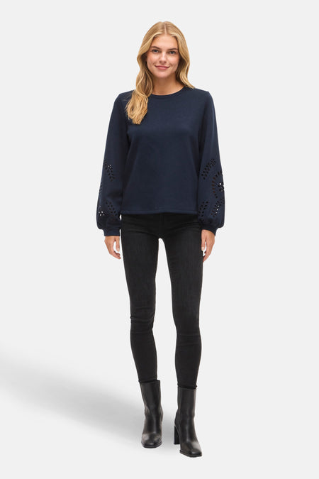 Blauwe sweater met ronde hals van VILA, met decoratieve perforaties op de mouwen.
