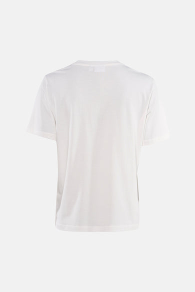 T-shirt blanc à manches courtes de VILA®, vu de dos, combiné avec un jean bleu et des talons noirs.