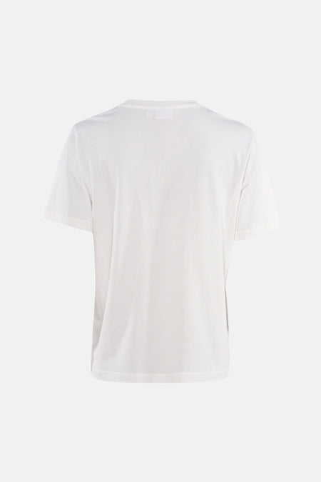 T-shirt blanc à manches courtes de VILA®, vu de dos, combiné avec un jean bleu et des talons noirs.