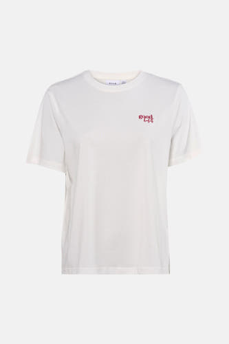 T-shirt blanc à manches courtes de VILA®, avec petit imprimé texte rouge, porté avec un jean ample et des escarpins noirs.