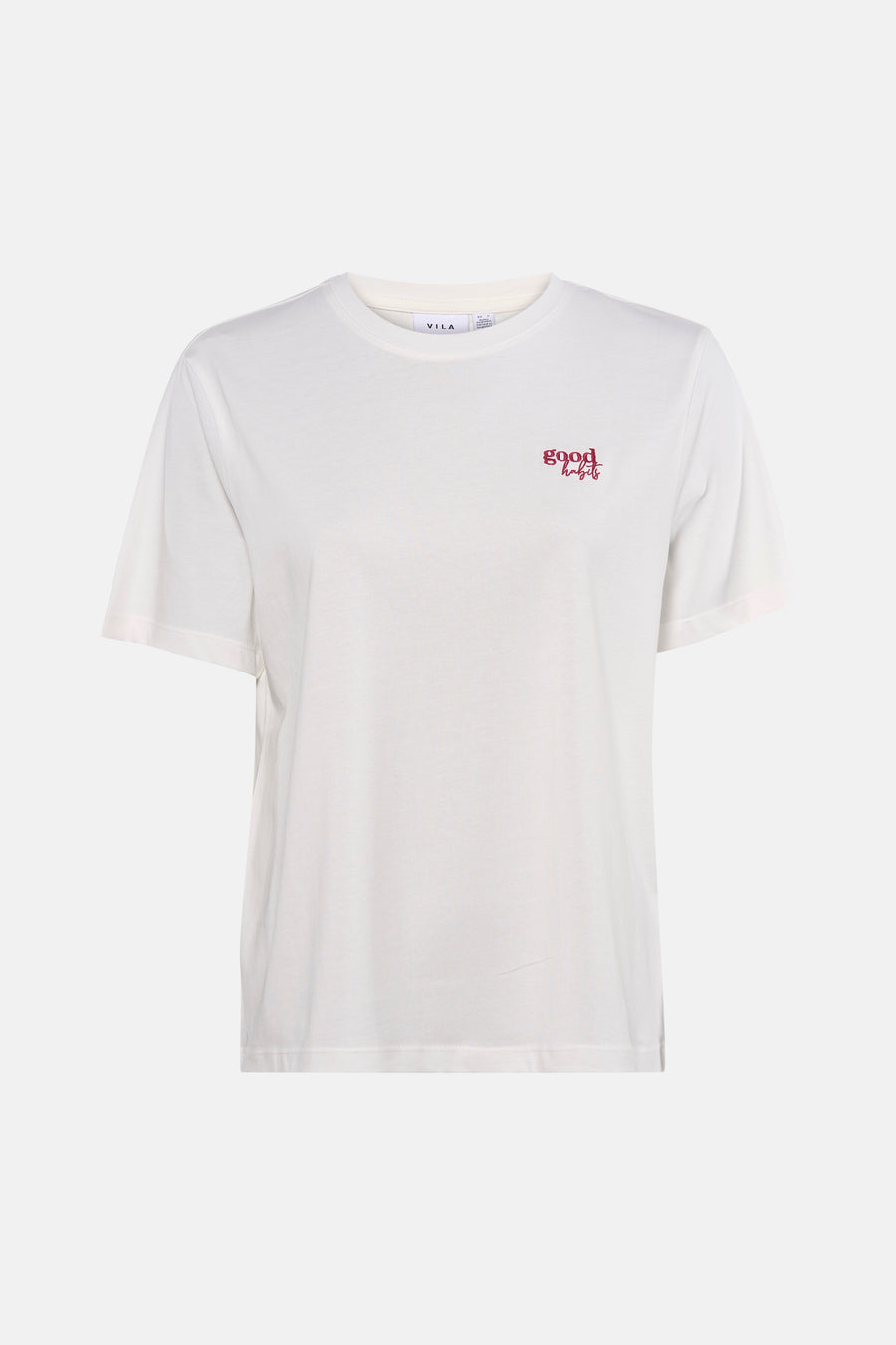 T-shirt blanc à manches courtes de VILA®, avec petit imprimé texte rouge, porté avec un jean ample et des escarpins noirs.