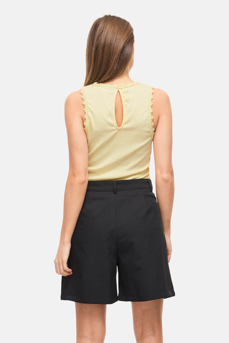 Gele tanktop met bloemenborduurwerk aan de schouders van VILA®, rugkant met centrale opening, gestreept materiaal, model van achteren gezien