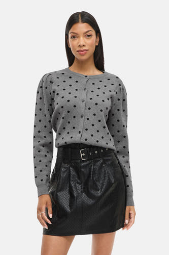 Veste grise de VILA®, avec des taches noires, portée avec une mini-jupe noire à cece et des sandales noires.