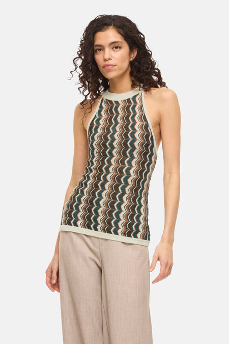Débardeur marron de VILA®, avec un motif zigzag vert et beige, combiné à un pantalon beige.