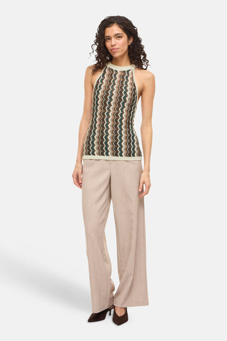 Bruine tanktop van VILA®, met een zigzagpatroon in groen en beige, gecombineerd met een beige pantalon.