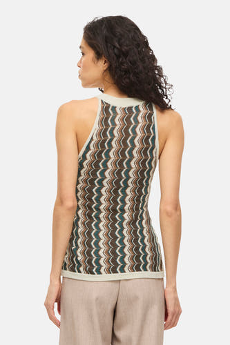 Débardeur marron de Vila, avec un motif zigzag en marron, beige et vert.