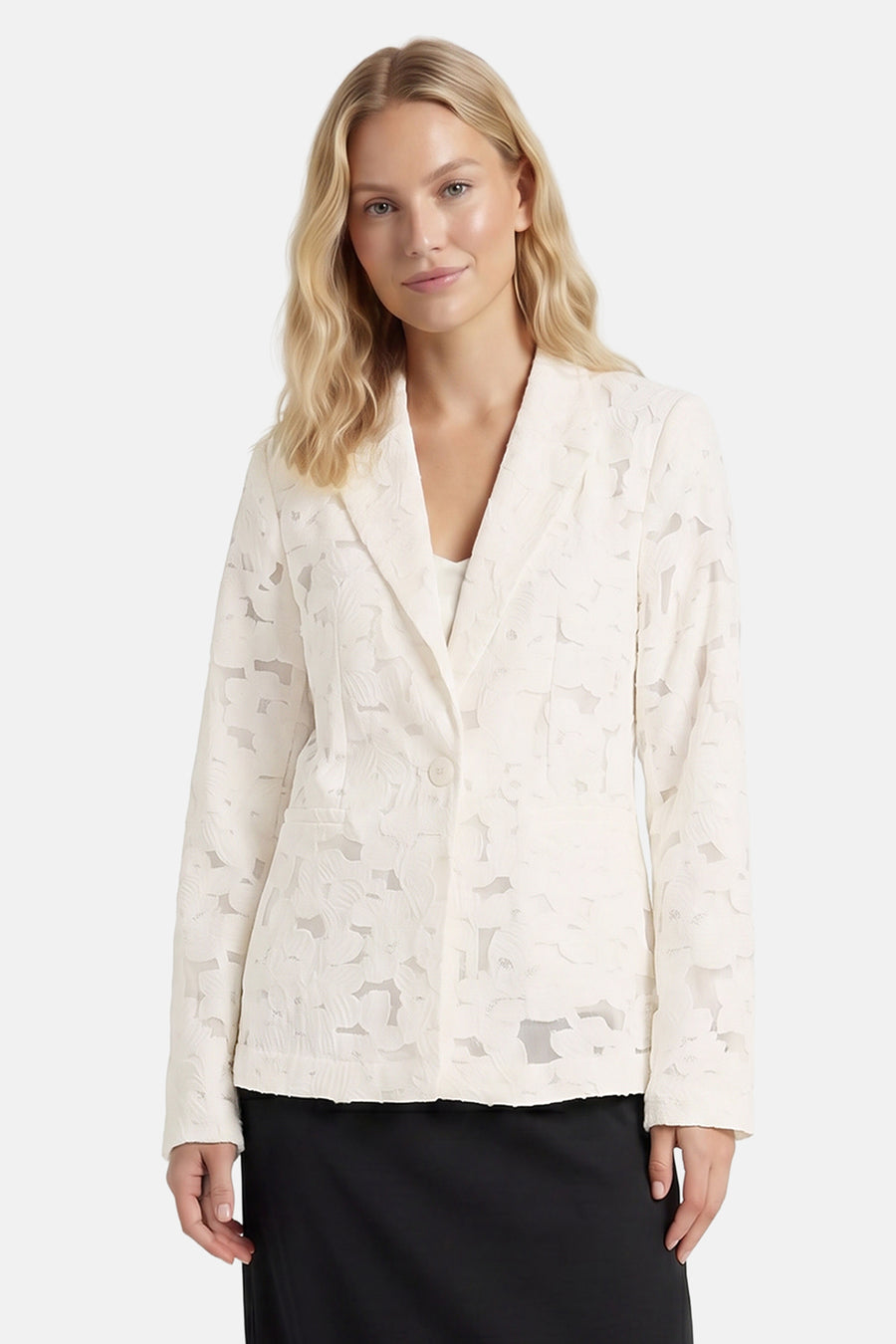Witte blazer met bloemenmotief van VILA®, gedragen door model met zwarte rok, front view