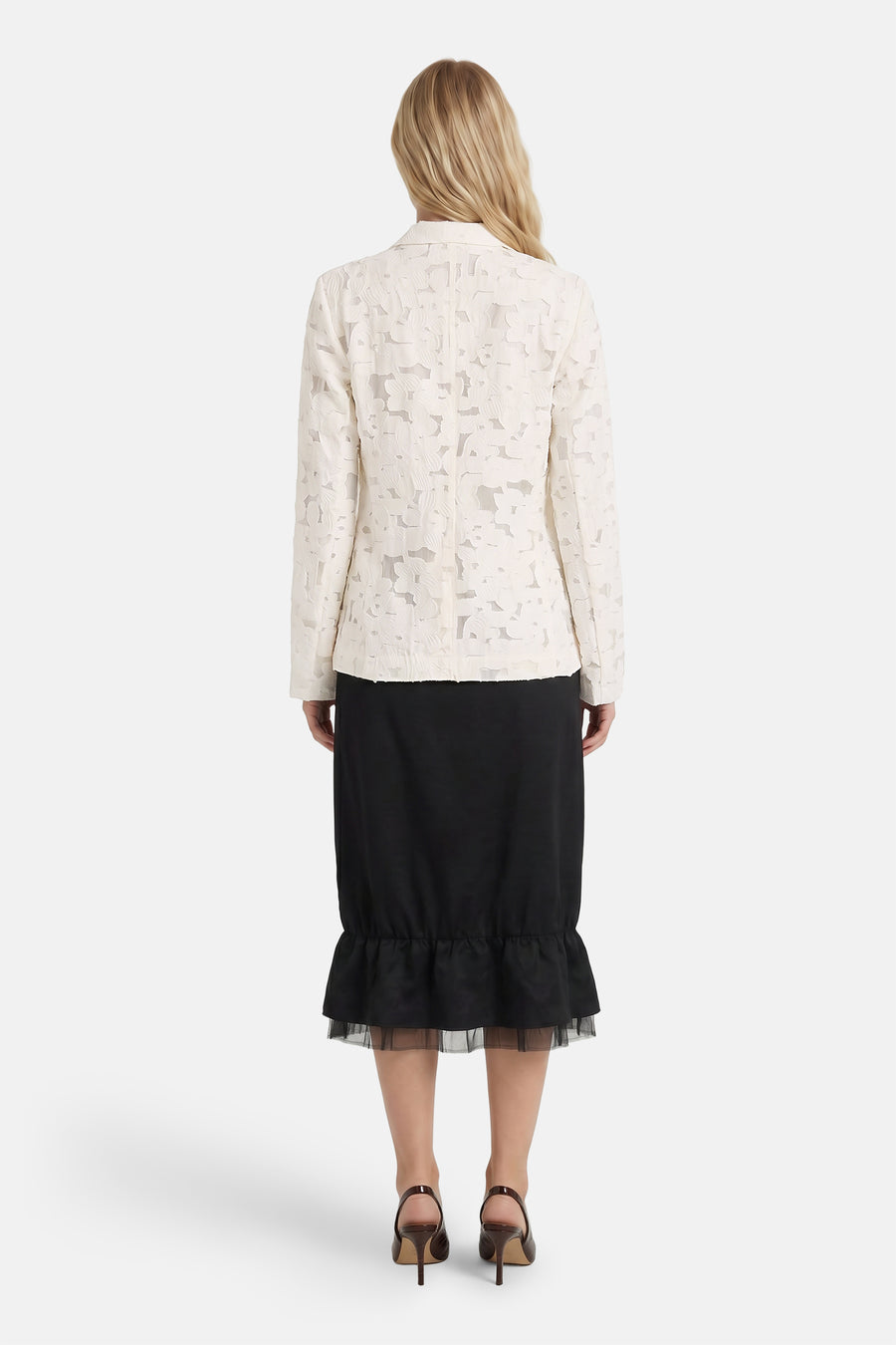 Witte blazer met bloemenkant van VILA®, achterzijde, met zwarte rok en hoge hakken