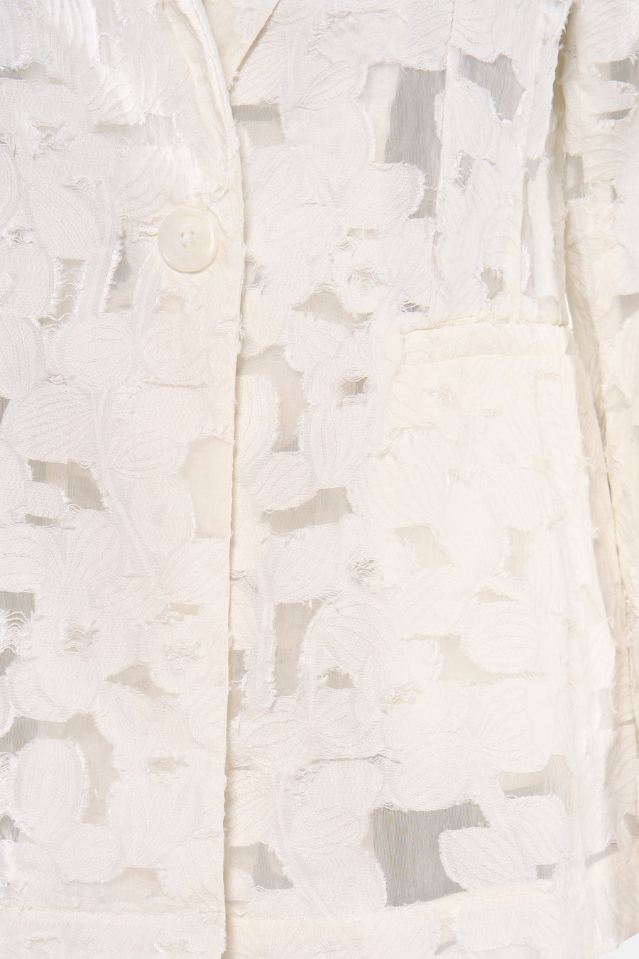 Witte blazer van VILA® met gedetailleerde textuur, gerafelde stof en transparante openingen, close-up van voorkant
