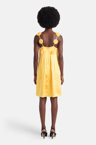 Robe jaune sans manches de VILA® avec aspect satiné, applications de roses et plis au dos.