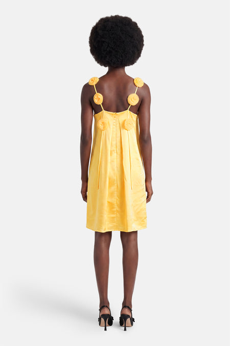 Robe jaune sans manches de VILA® avec aspect satiné, applications de roses et plis au dos.