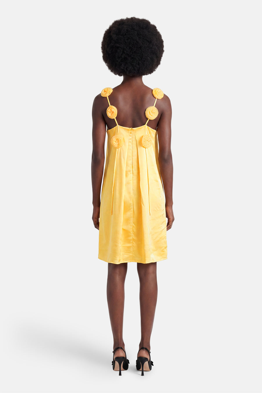 Robe jaune sans manches de VILA® avec aspect satiné, applications de roses et plis au dos.