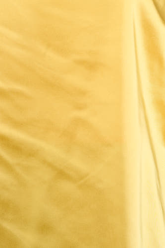 Robe sans manches jaune de VILA® avec une texture légère et des plis subtils.