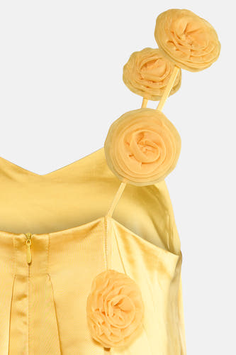 Robe sans manches jaune brillant de VILA® avec roses décoratives en tissu, fines bretelles et fermeture éclair au dos.