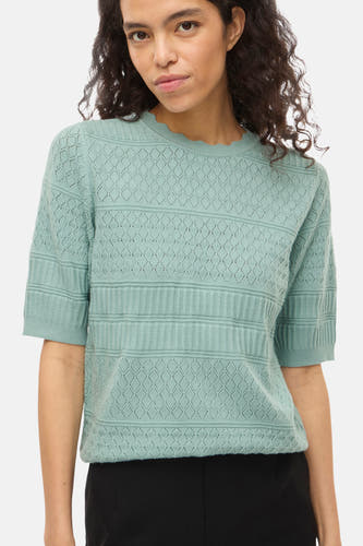 Pull vert à col rond de VILA, avec motif ajouré et côtes horizontales.