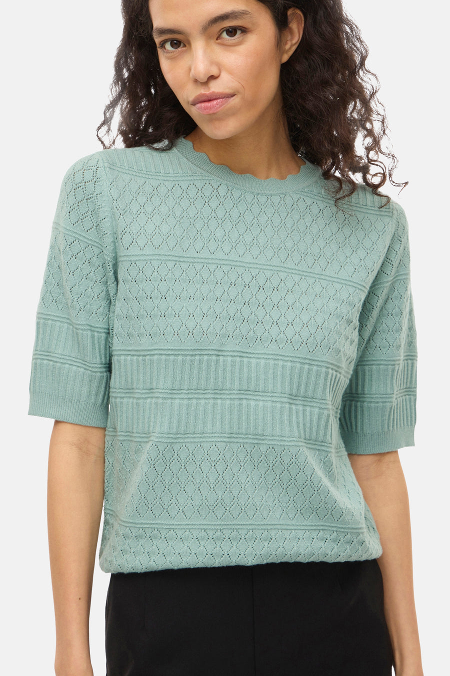 Pull vert à col rond de VILA, avec motif ajouré et côtes horizontales.