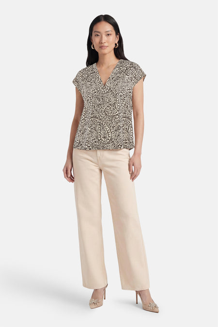 Multicolor blouse met korte mouwen van VILA® met een beige en zwart paisley dessin en V-hals, gestyled met een beige broek.