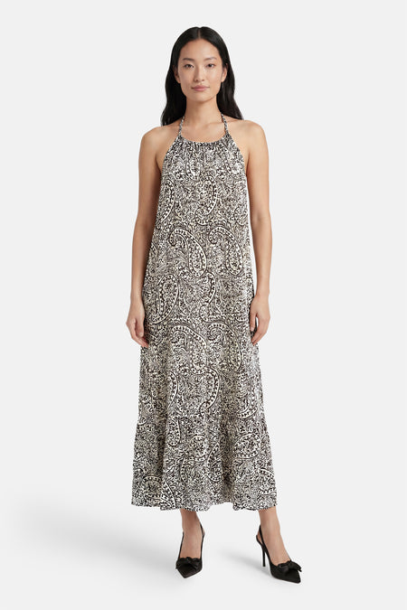 Mouwloos jurkje in multicolor paisleyprint van VILA® met halterhals, gedragen door een model met zwarte hakken.