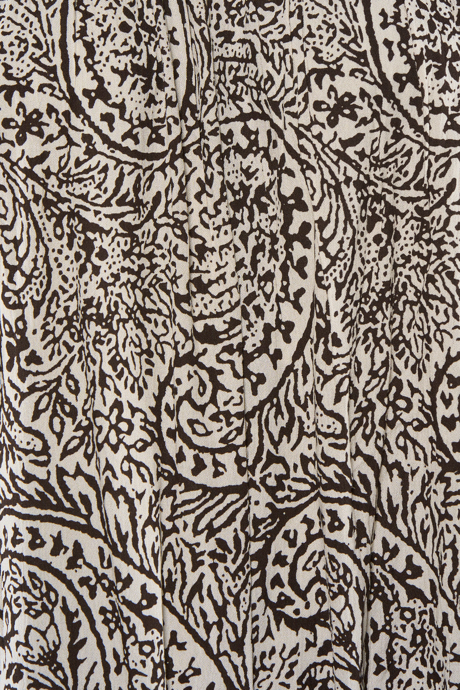 Tapis marron foncé et blanc cassé de VILA avec motif organique abstrait et texture fine.