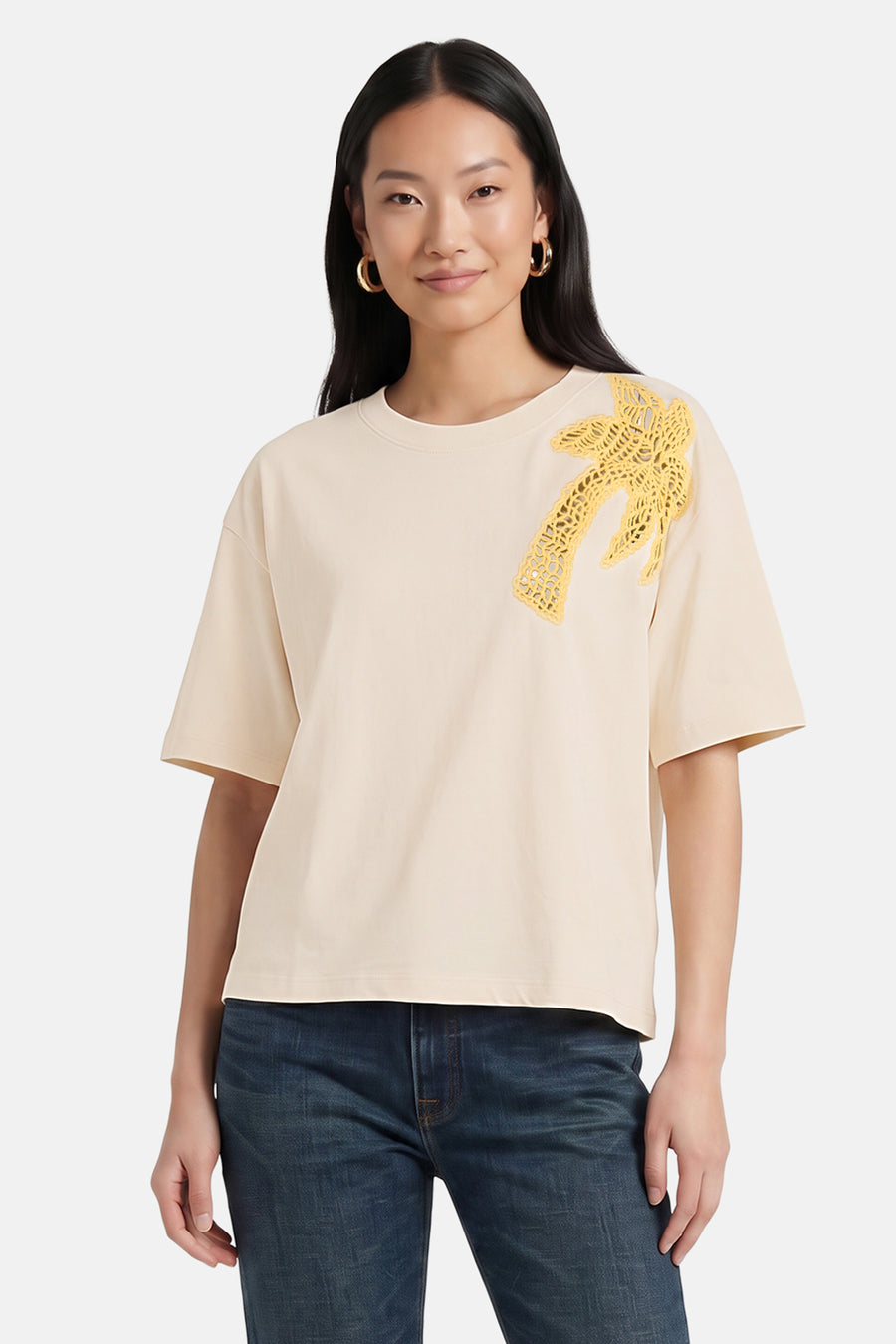 Beige T-shirt met gele kant palmboom van VILA®, gedragen met donkerblauwe jeans, front view