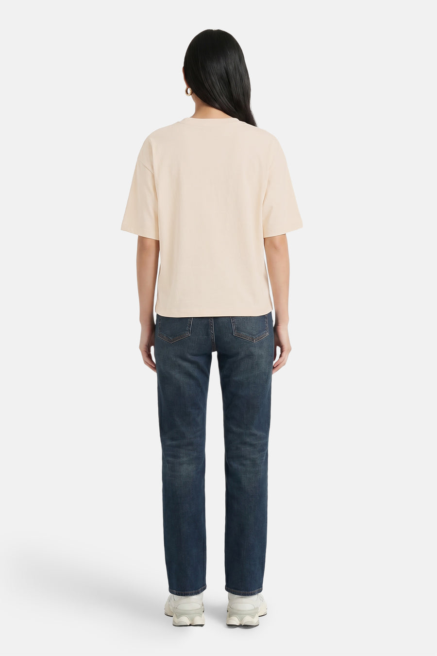 Beige korte mouwen T-shirt van VILA®, achterkant weergegeven, eenvoudig design, gedragen met donkerblauwe jeans en witte sneakers