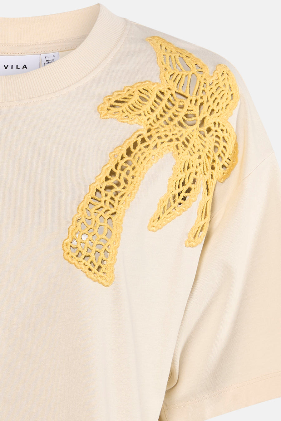 Beige korte mouwen t-shirt van VILA® met gele kant palmboom applicatie, close-up voorzijde